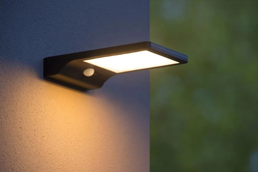 Lucide BASIC - Wandleuchte - Sonnenenergie - LED - 1x3W 2700K - IP44 - Bewegung und Tag/Nacht-Sensor - Schwarz - Atmosphäre 1